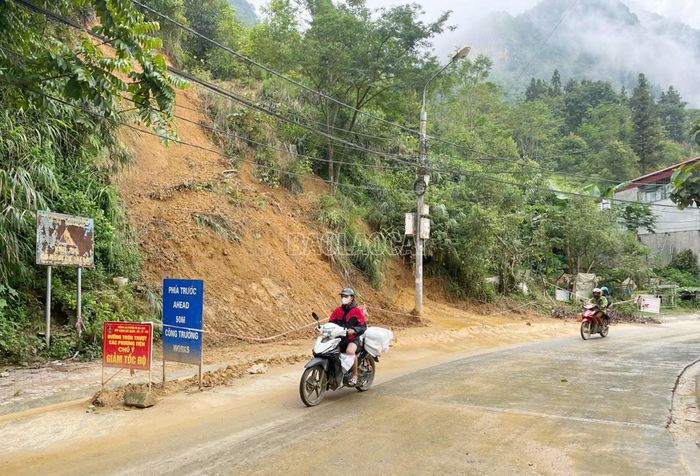 Các đơn vị chức năng cắm biển cảnh báo khi đi qua điểm sạt lở.