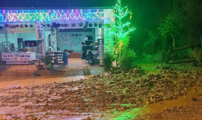 Đặc biệt vào ban đêm, đất đá luôn bất ngờ tràn xuống.