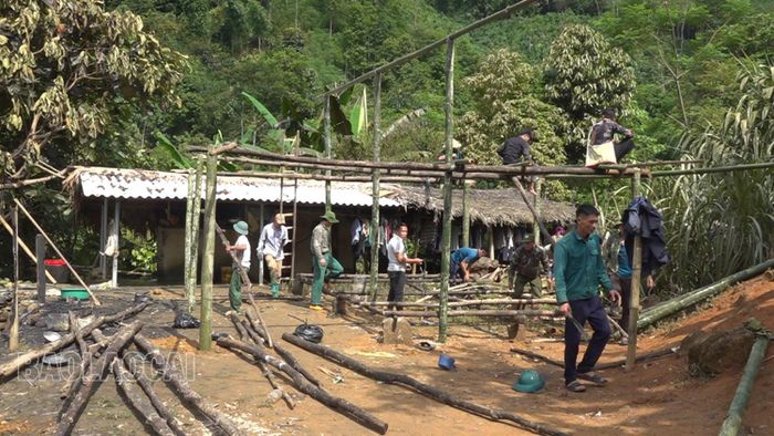  Giúp gia đình anh Tranh dựng nhà tạm. 