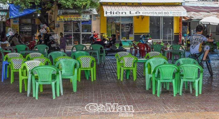 Những hộ dân kinh doanh ăn uống bày nhiều bàn ghế trong khu vực gầm cầu Gành Hào. (ảnh chụp ngày 12/8/2024)