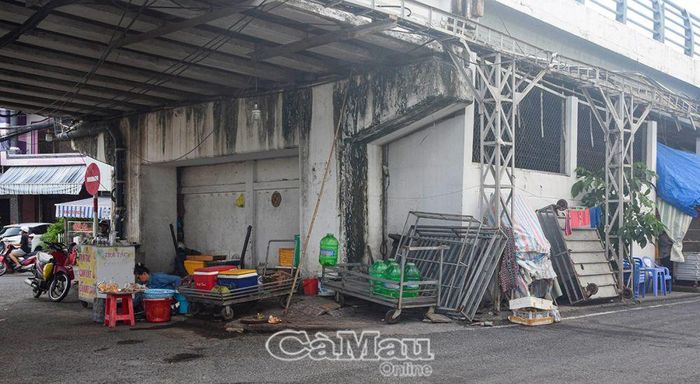 Vật dụng vương vãi, buôn bán lấn chiếm tại gầm cầu Cà Mau, phía địa bàn Phường 7. (ảnh chụp ngày 15/8/2024)
