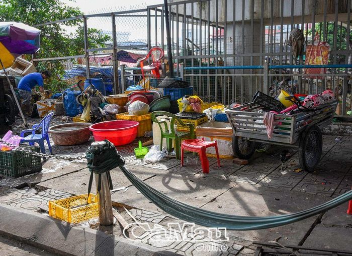 Nhếch nhác gầm cầu Phan Ngọc Hiển, địa bàn Phường 2 và Phường 4. (ảnh chụp ngày 15/8/2024)