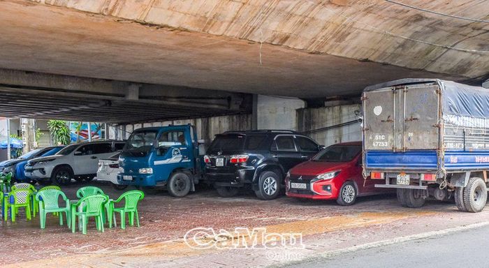Trong thời gian dài, khu vực gầm cầu Gành Hào đã là điểm “lý tưởng” để đậu xe ô tô, xe tải. (ảnh chụp ngày 12/8/2024)