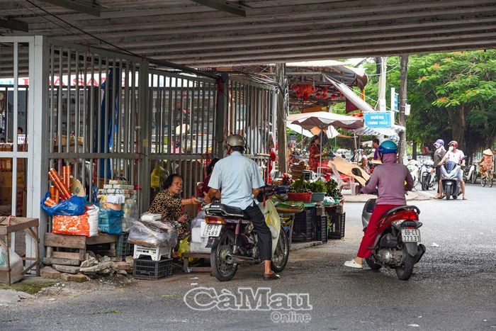 Buôn bán dưới lòng đường khu vực gầm cầu Cà Mau, phía địa bàn Phường 2. (ảnh chụp ngày 15/8/2024)