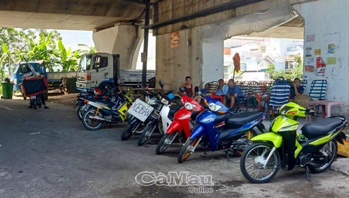 Lấn chiếm lòng đường khu vực gầm cầu Gành Hào làm điểm kinh doanh xe gắn máy cũ. (ảnh chụp ngày 12/8/2024)