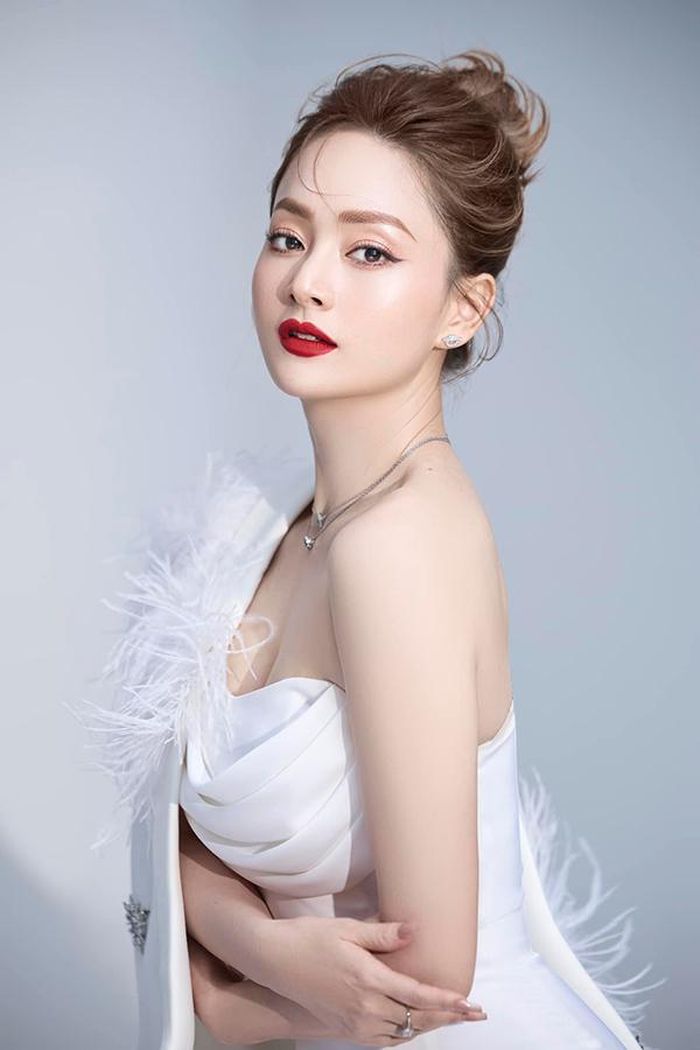 Bù lại, cô uống nhiều nước mỗi ngày và uống thêm trà xanh để giải độc cơ thể. Người đẹp 33 tuổi cho biết, cô tự tập gym tại phòng tập gần nhà bằng nhiều bài tập với bóng và tự nghiên cứu trên mạng. Mỗi ngày, Lan Phương tập từ 1-2 tiếng. Ngoài ra, cô còn tập thêm bộ môn bơi lội và yoga khi có thời gian rảnh rỗi.