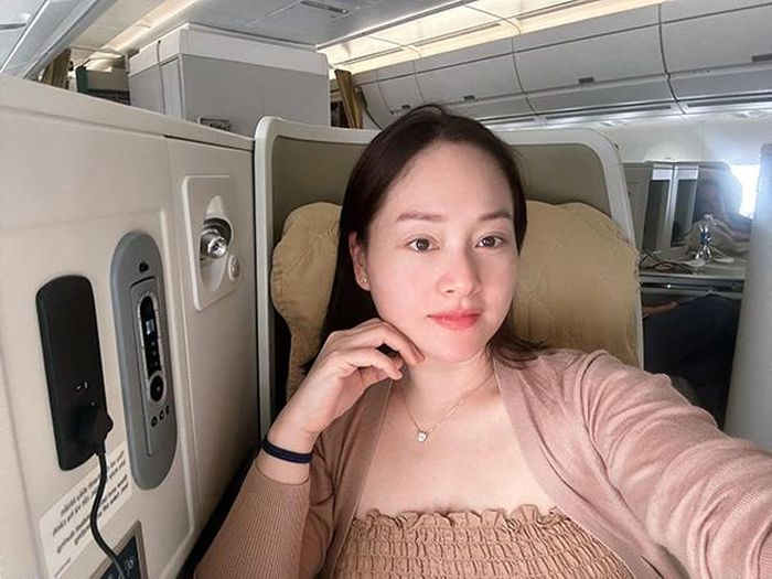 Cô cho biết, lúc trước mình cũng từng dùng nhiều loại kem dưỡng da của các thương hiệu lớn trong nước nhưng cô không cảm thấy có gì đặc biệt hay da được cải thiện. “Tôi thích cái gì thuộc tự nhiên, sợ hóa chất nên thử dùng dầu dừa và thấy da được cải thiện nhiều”, Lan Phương nói.