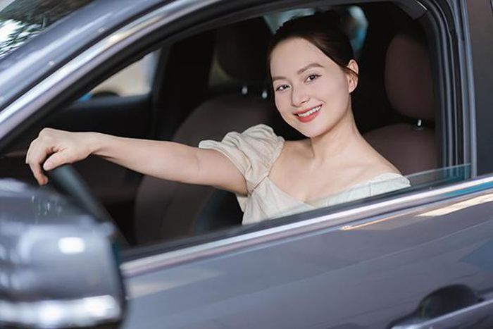 Đối với cô, dầu dừa đem lại hiệu quả khi áp dụng tẩy trang và thay cho một lớp kem dưỡng. Ngoài ra, nữ diễn viên còn chú trọng đến việc sử dụng lớp chống nắng mỗi khi có cảnh quay ngoài trời hoặc để da trực tiếp tiếp xúc với ánh nắng. Mỗi ngày, Lan Phương thoa dầu dừa lên da, matxa khoảng 20 phút cho dầu dừa thẩm thấu vào da và khô lại. Sau đó, cô thoa kem chống nắng và bắt đầu trang điểm.