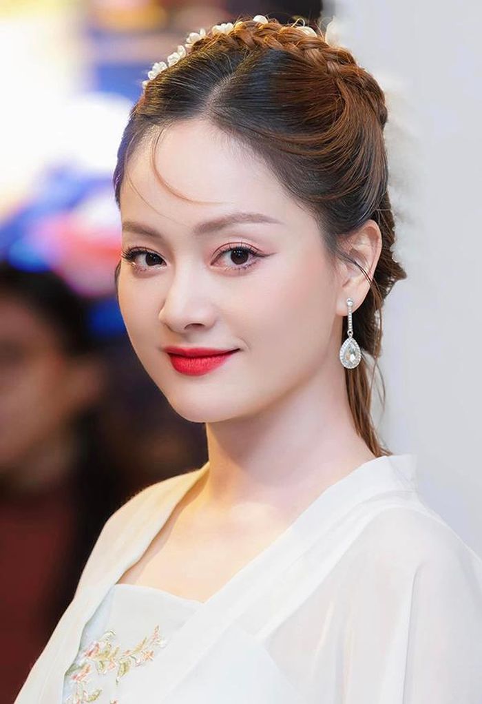 Ngoài ra, cô còn có chế độ tập luyện và ăn uống khoa học để chăm sóc da sâu từ bên trong.