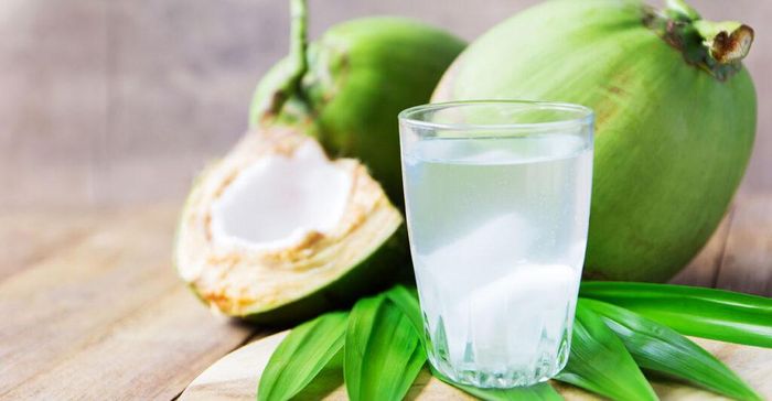 Người bệnh sốt xuất huyết có thể uống nước lọc, nước canh, dừa tươi, nước cam, chanh.