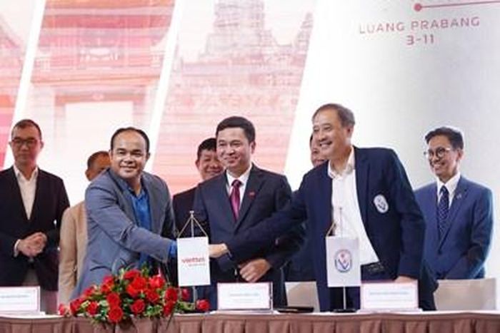 Lễ ký biên bản ghi nhớ giữa các đơn vị tham gia tổ chức giải chạy.