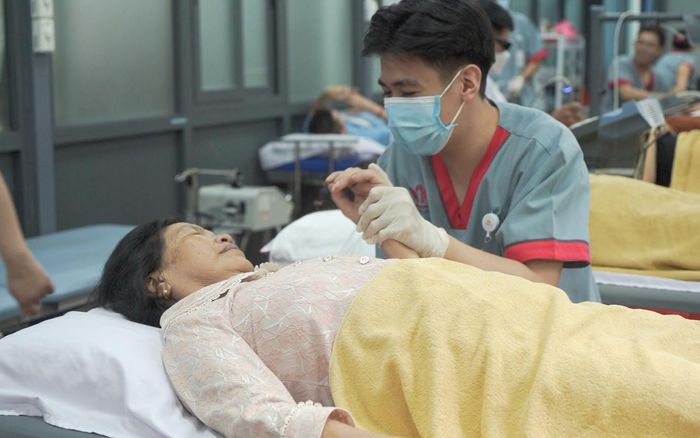  Kỹ thuật viên tập vật lý trị liệu cho bệnh nhân 