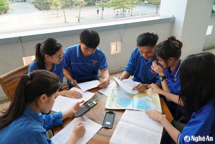 Những năm gần đây, chất lượng thí sinh là người dân tộc thiểu số khá cao, nhưng số học sinh chọn ngành Sư phạm Tiếng Anh và chọn gắn bó với vùng cao không nhiều. Trong ảnh: Tiết tự học của học sinh Trường PT Dân tộc nội trú THPT số 2. Ảnh: Tiến Hùng
