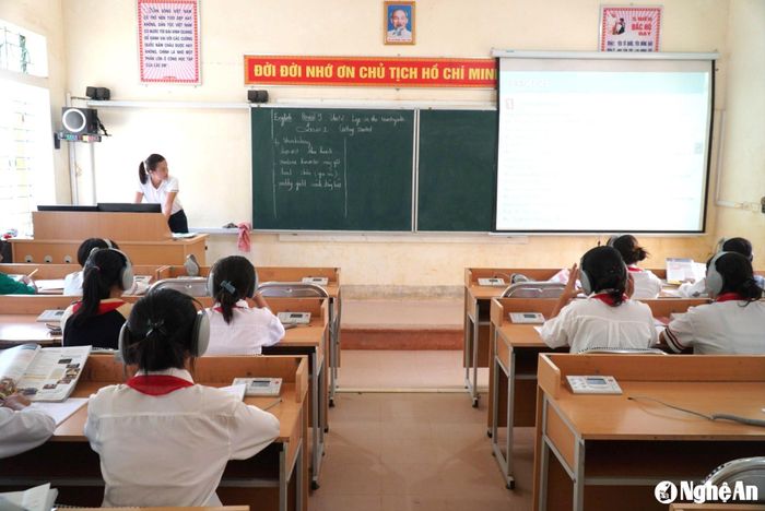 Điều kiện dạy học khó khăn khiến nhiều giáo viên lên công tác ở vùng cao không mặn mà với việc gắn bó lâu dài. Ảnh: Mỹ Hà