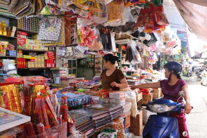 Càng ngày, hàng mã ít sôi động khi người dân hiểu rõ hơn về văn hóa tín ngưỡng. Ảnh: T.P