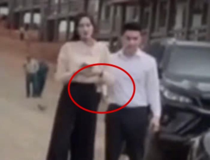 Bạn trai ôm eo của nàng hậu vô cùng tình tứ. 