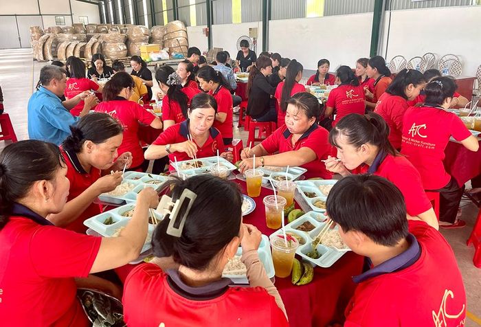 Ấm áp công nhân thưởng thức “Bữa cơm công đoàn”