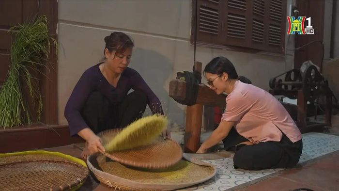 Người dân làng cốm Mễ Trì tất bật cho vụ cốm lớn nhất trong năm.