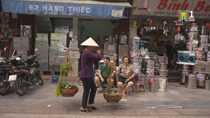 Nhiều người vẫn giữ thói quen gánh cốm bán rong trên phố.