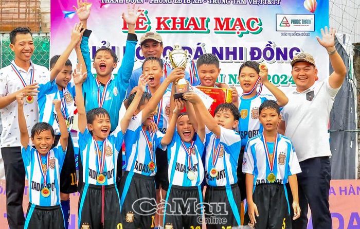 Anh Nguyễn Văn Thuận, Phó tổng giám đốc Công ty Cổ phần đầu tư và xây dựng Phước Thành trao cúp vô địch cho các “vận động viên nhí” tại Giải bóng đá Nhi đồng TP Cà Mau 2024 diễn ra từ ngày 3-4/8. Anh Thuận chia sẻ: “Việc tài trợ cho các cầu thủ nhí tham gia giải thể hiện sự tâm huyết của công ty đối với phong trào thể thao tỉnh nhà”.