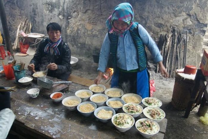 Như thường lệ, khách có thể chọn ăn phở hoặc mì tôm ở chợ Đồng Văn (Hà Giang)