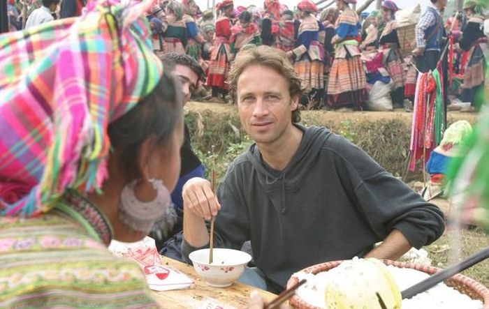 Một anh Tây đang ăn phở ở chợ Cán Cấu (huyện Si Ma Cai, Lào Cai) vào tháng 3/2004