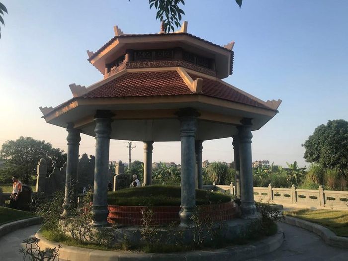  Cùng họ Nguyễn và họ Quách, họ Ngô Phù Khê cũng có một vị đại khoa (mộ thủy tổ họ Ngô Phù Khê). 