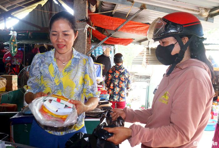 Theo một số người dân đi chợ sắm Rằm, hàng mã không cần mua nhiều, chỉ cần mua đủ "tiền, vàng, quần áo" để đốt theo phong tục truyền thống là được. Đốt quá nhiều hàng mã vừa tốn kém, vừa gây ô nhiễm môi trường. Ảnh: Huy Thư