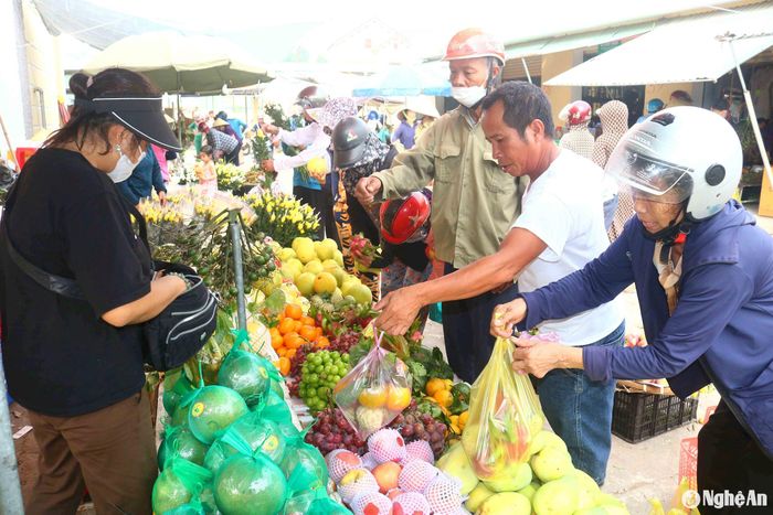 Không khí chợ quê xứ Nghệ ngày Rằm hết sức nhộn nhịp. Khách mua hàng đông, chọn hàng xong phải chờ đợi trả tiền, người bán hàng thối tiền không kịp. Ảnh: Huy Thư