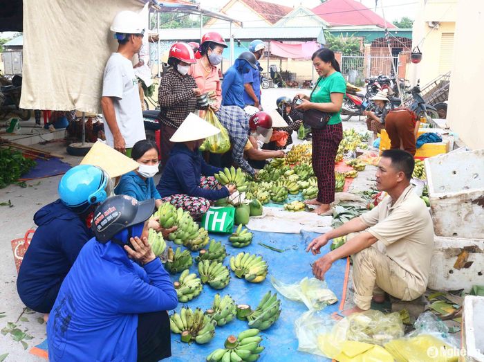 Những ngày này, chợ quê tràn ngập chuối, đủ loại chuối chín, chuối xanh được bày bán khắp nơi từ ngoài cổng đến trong đình chợ, nhiều nhất là chuối ngự, chuối tiến. Trong ảnh: Hàng chuối chợ Cầu, xã Kim Liên (Nam Đàn). Ảnh: Huy Thư