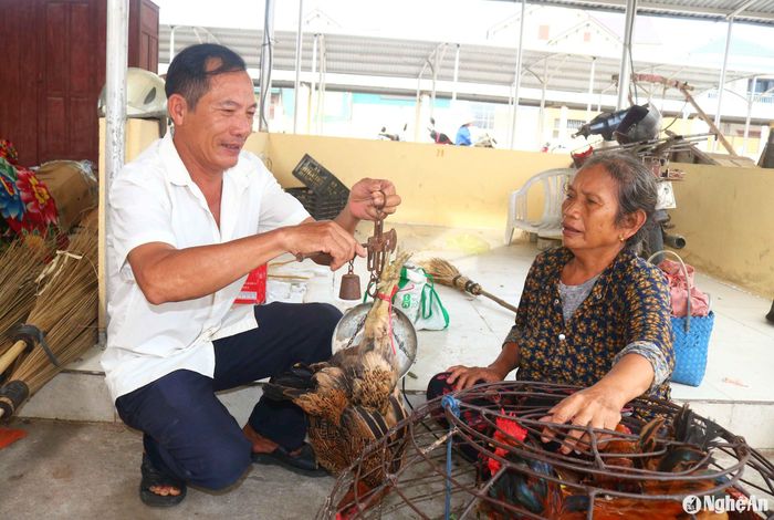 Anh Nguyễn Văn Tuân ở xã Nam Cát (Nam Đàn) cho biết: Hôm nay anh và một số người trong họ đi chợ Cầu, xã Kim Liên mua nếp, gà, cau, trầu, hoa quả để về cúng Rằm ở nhà thờ họ. Anh Tuân phấn khởi khi mua được 3 con gà đẹp để làm cỗ. Ảnh: Huy Thư