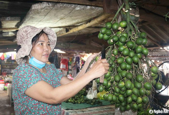 Các bà, các mẹ đi chợ Rằm, ai cũng muốn mua được cau trầu vừa ý, cau quả to, không già, không non. Giá cau chợ Rằm không đắt như dịp Tết, chỉ 2.000 -3.000 đồng/quả. Ảnh: Huy Thư