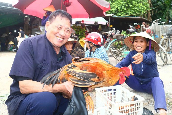 Để mua được gà ngon về làm mâm cỗ cúng Rằm nhiều người phải lựa chọn kỹ, phải đúng trọng lượng, hình dáng, màu sắc... mới mua. Thời buổi loạn hóa chất, kiếm được con gà "xịn" ăn lúa, ăn ngô không mấy dễ dàng. Ảnh: Huy Thư