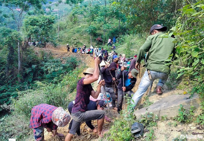 Người dân xã Lượng Minh (Tương Dương) mở đường vào khu sản xuất. Ảnh: Mai Hoa