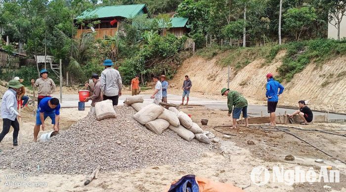 Xây dựng bản nông thôn mới ở huyện Tương Dương. Ảnh: Mai Hoa