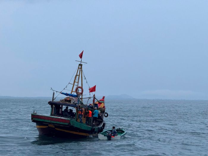 Lực lượng chức năng tỉnh tiếp cận 1 tàu cá để kiểm tra thủ tục giấy phép. Ảnh: Nguyễn Hải