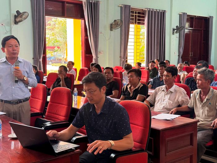 Lãnh đạo xã Quỳnh Nghĩa (Quỳnh Lưu) và Chi cục Thủy sản vận động, đối thoại với các chủ tàu cá trong danh sách của tỉnh làm lại thủ tục kiểm định và đăng ký cấp phép. Ảnh: Nguyễn Hải