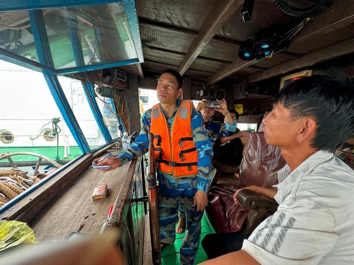 Lực lượng kiểm ngư thuộc đoàn liên ngành tỉnh kiểm tra thiết bị giám sát hành trình trên tàu cá đang đánh bắt trên vùng lộng. Ảnh: Nguyễn Hải