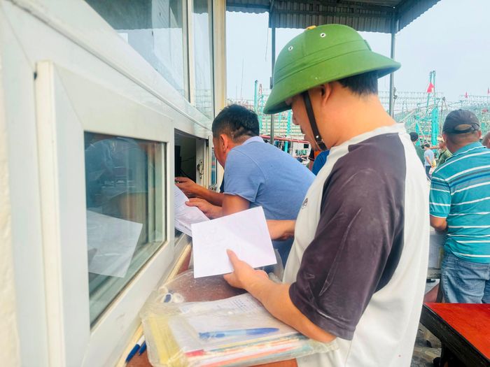 Ngư dân chờ làm thủ tục cho tàu xuất bến đánh bắt tại Trạm Biên phòng Lạch Quèn (Quỳnh Lưu). Ảnh: Nguyễn Hải