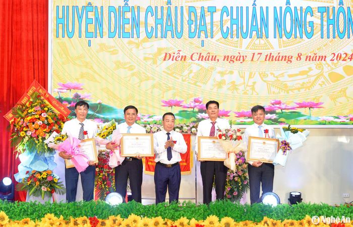 Dịp này, UBND tỉnh tặng Bằng khen cho 2 tập thể và 2 cá nhân có thành tích xuất sắc trong thực hiện Chương trình xây dựng nông thôn mới huyện Diễn Châu. Ảnh: Xuân Hoàng