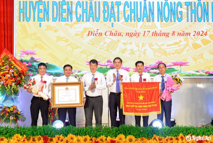 Đồng chí Hoàng Nghĩa Hiếu - Phó Bí thư Tỉnh ủy trao Bằng Công nhận huyện đạt chuẩn nông thôn mới năm 2023 và Cờ thi đua của Chính phủ tặng huyện Diễn Châu. Ảnh: Xuân Hoàng