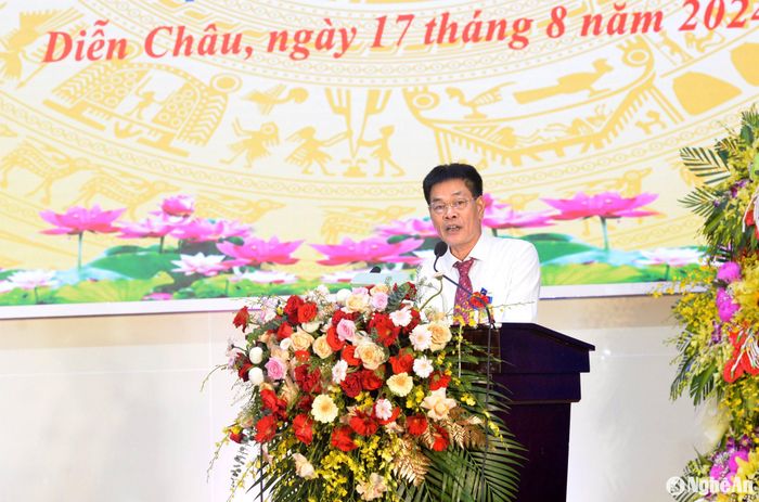 Đồng chí Tăng Văn Luyện - Phó Bí thư Huyện ủy, Chủ tịch UBND huyện Diễn Châu phát biểu khai mạc buổi lễ. Ảnh: Xuân Hoàng