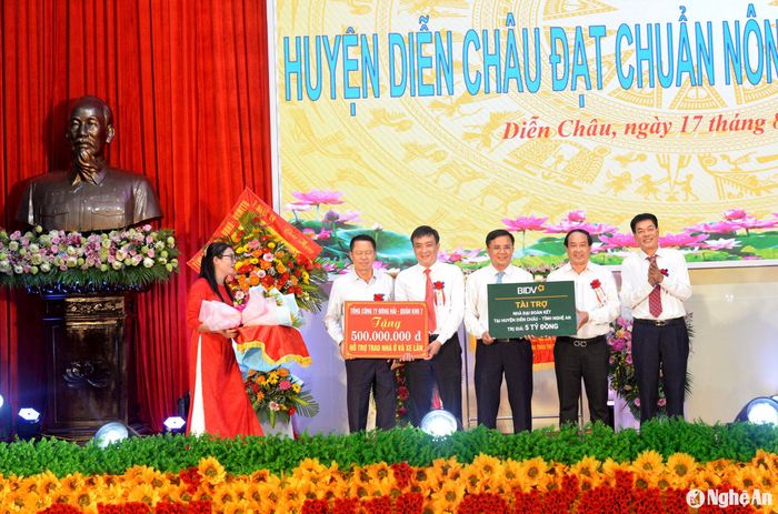 Dịp này, Ngân hàng Thương mại cổ phần Đầu tư và Phát triển Việt Nam tặng huyện Diễn Châu 5 tỷ đồng tài trợ xây dựng nhà tình nghĩa và trang thiết bị cho người khuyết tật. Tổng Công ty Đông Hải - Quân khu 7 tặng 500 triệu đồng hỗ trợ trao nhà ở và xe lăn cho người khuyết tật trên địa bàn huyện Diễn Châu. Ảnh: Xuân Hoàng