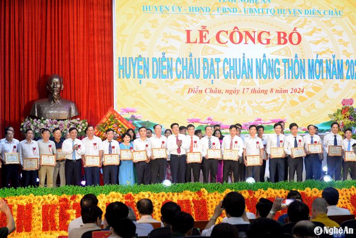 UBND huyện Diễn Châu tặng Giấy khen cho 17 tập thể và 42 cá nhân có thành tích xuất sắc trong phong trào xây dựng huyện nông thôn mới. Ảnh: Xuân Hoàng