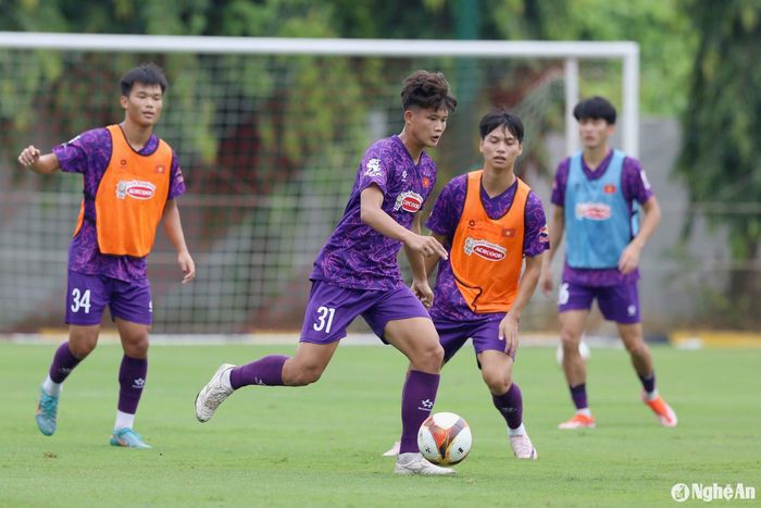 Trả lời phỏng vấn trong buổi tập này, tiền đạo Nguyễn Quốc Việt cho biết: "Những ngày qua, Đội tuyển U22 Việt Nam tập luyện ở cường độ trung bình''. Ảnh: Hải Hoàng