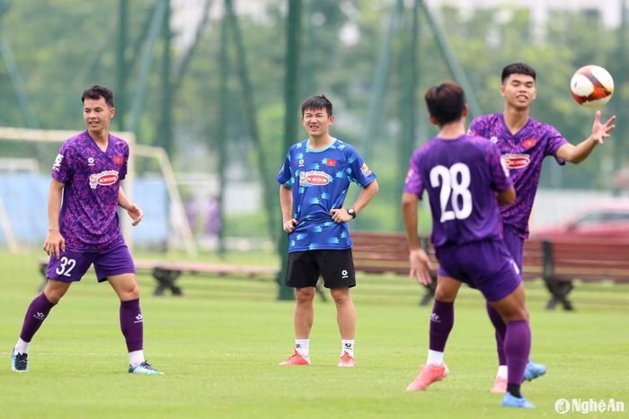 Một điểm mới trong đợt hồi quân này là chiến lược gia người Hàn Quốc đã đề nghị sự góp sức của HLV Phan Như Thuật, một người từng cầm quân tại V-League. Ảnh: Hải Hoàng