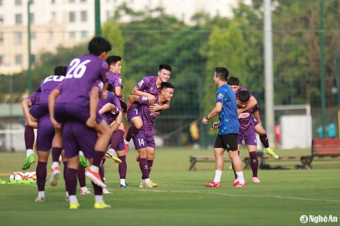 Trước mỗi buổi tập, HLV Kim Sang-sik thường động viên các cầu thủ hãy thể hiện hết khả năng của mình, bên cạnh đó là hãy chơi bóng bằng niềm đam mê. Không khí của đội tuyển những ngày qua rất vui vẻ và thoải mái. Ảnh: Hải Hoàng