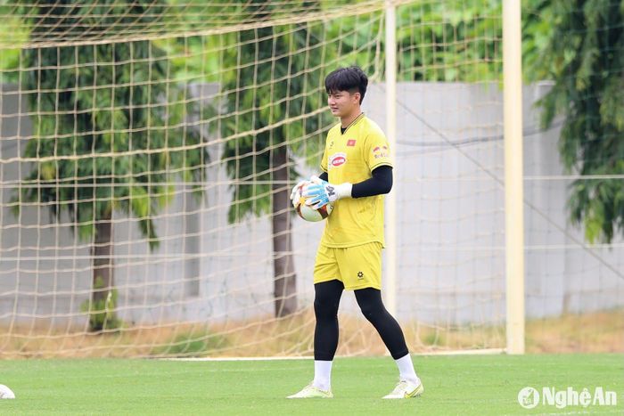 Thủ môn Cao Văn Bình của CLB Sông Lam Nghệ An là một trong những thủ môn tiềm năng của bóng đá trẻ Việt Nam. Ảnh: Hải Hoàng
