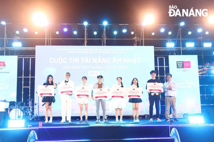 Tại chương trình, Swinburne Việt Nam trao 7 suất học bổng cho các em học sinh có thành tích xuất sắc trên địa bàn thành phố, tổng giá trị hơn 1 tỷ đồng. ẢNH: N.K