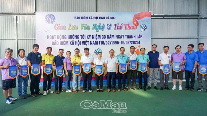 Ban giám đốc tặng cờ và chụp hình lưu niệm với các đội tham gia hội thao